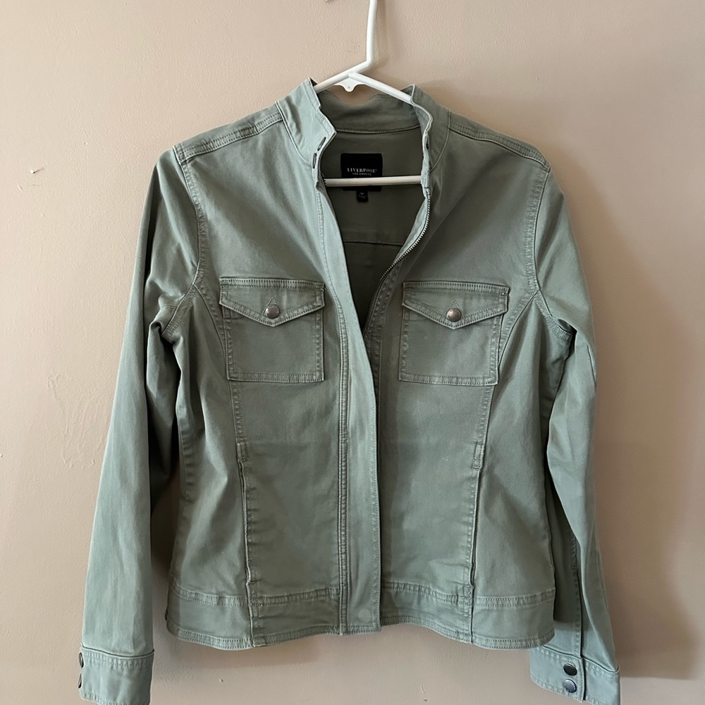 Beautiful zip up jacket, light army green fitted jacket w/ pockets inside.